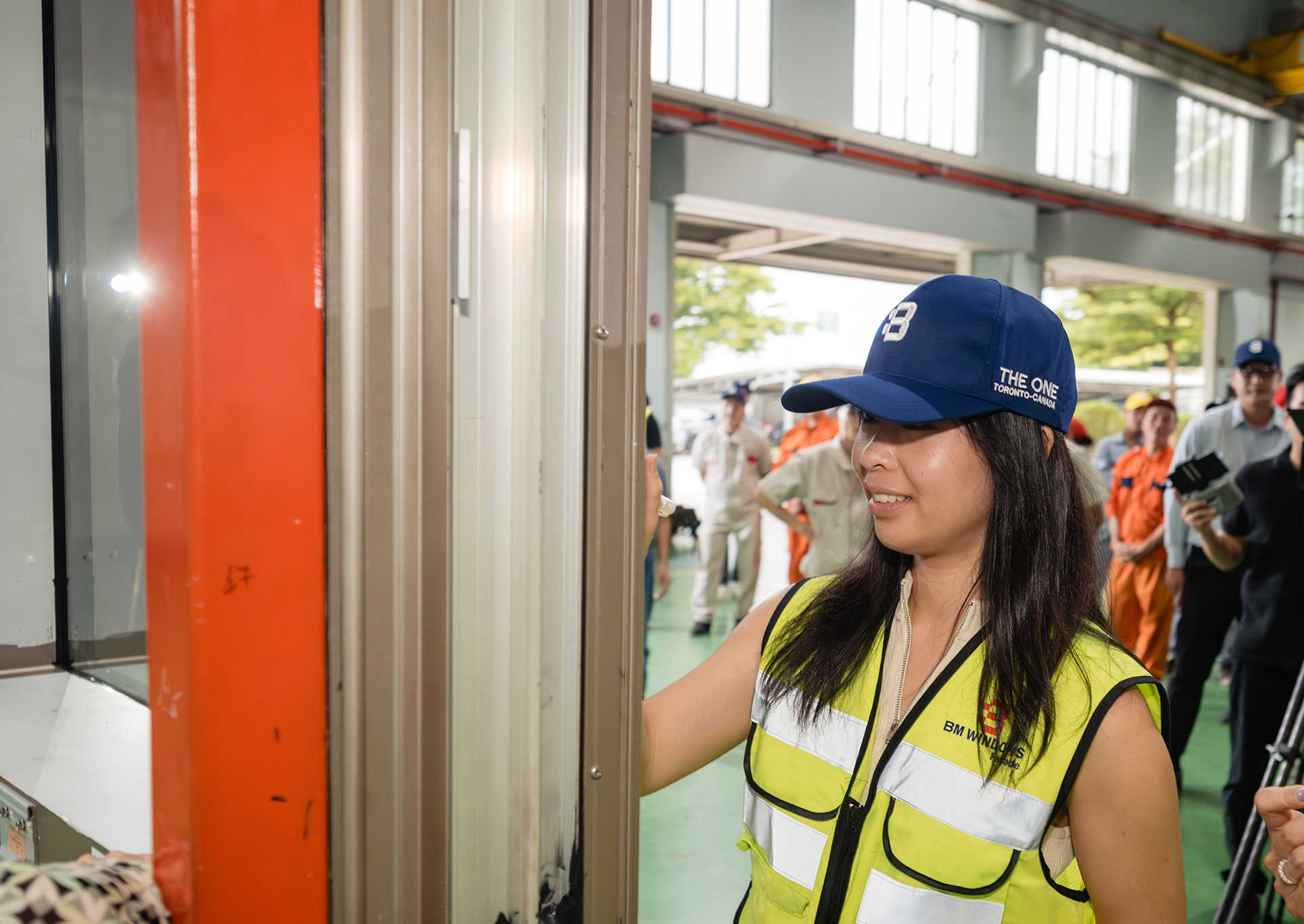 Bà Fiona Mak ký tên trên chiếc panel số 6720